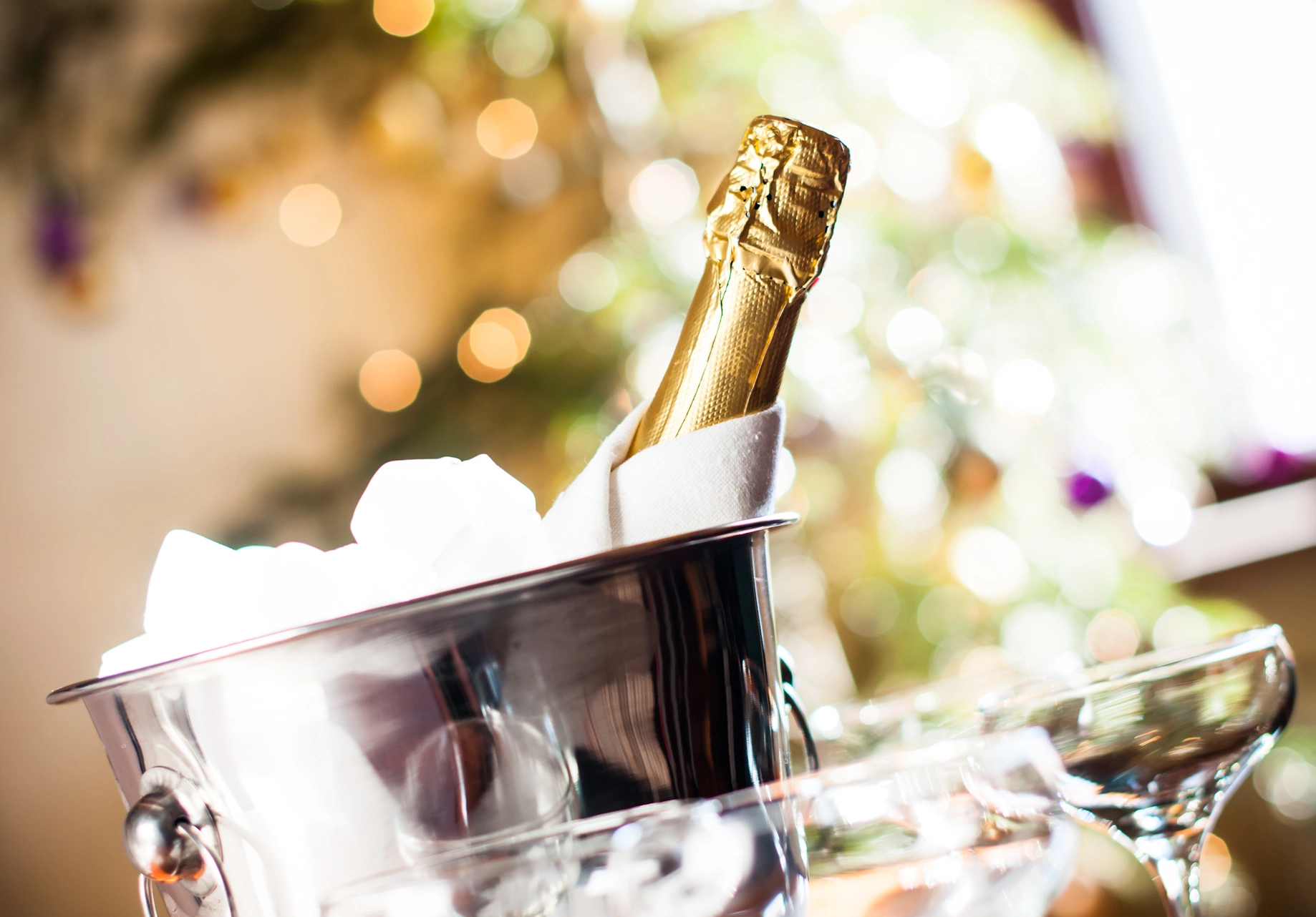 Champagne – Mythos der Bläschen oder kalkulierter Coup im Glas? Champagne – Mythos der Bläschen oder kalkulierter Coup im Glas?